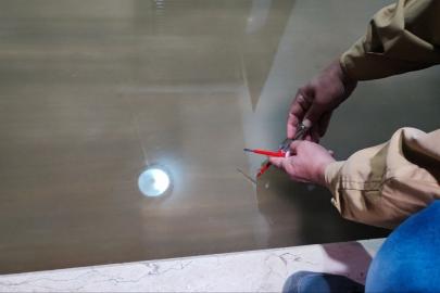 Sürekli su basan bodrum kata ’kontrol kalemiyle suyu test ederek’ giriyorlar