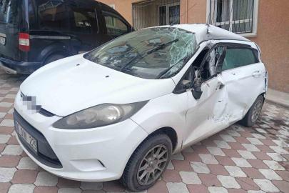 Sürücüsünün kontrolünü kaybettiği tır park halindeki 4 otomobile çarptı