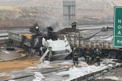 TAG Otoyolu’nda çarpışan 3 tır yandı