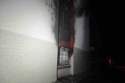 Tahliye edilen okulda çıkan yangın panikletti