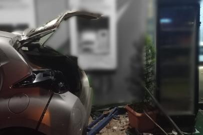 Takla atan araç banka şubesine çarparak durabildi: 2 yaralı