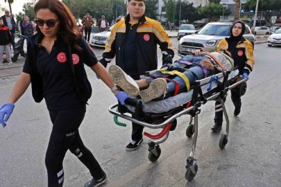 Taksi ile çarpışan motosikletli gençler metrelerce sürüklendi