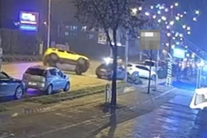 Taksi park halindeki otomobile çarpıp yan yattı