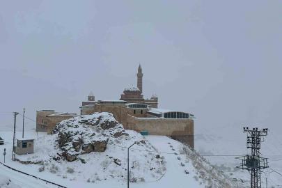 Tarihi İshak Paşa Sarayı beyaza büründü