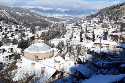 Tarihi osmanlı kasabasında kış güzelliği