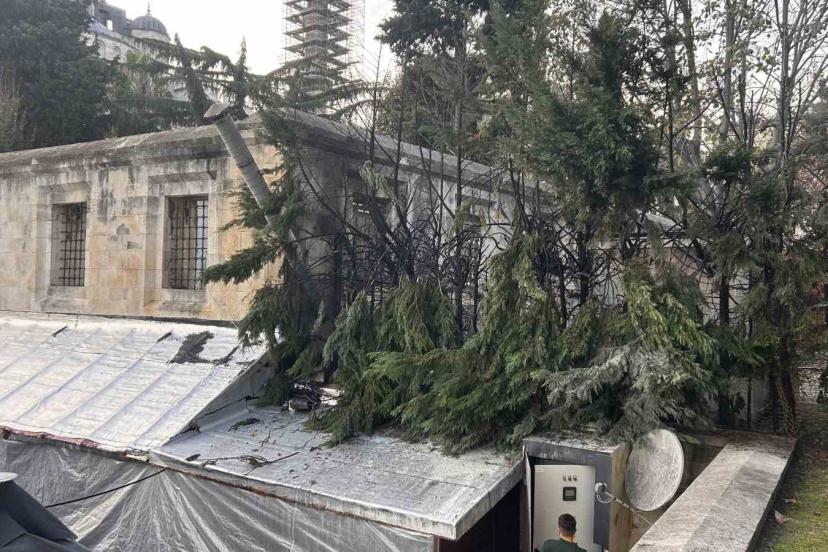 Tarihi Sultanahmet Camisinin altındaki çarşıda yangın çıktı