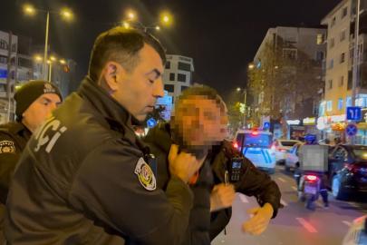 Tartıştığı gencin başında içki şişesini kırdı