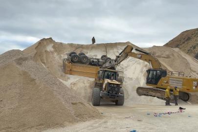 Taş ocağında kamyon devrildi, sürücüsü hayatını kaybetti