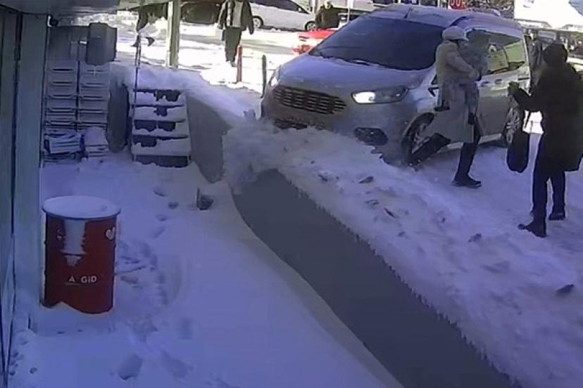 Tatvan’da kayan araç facianın eşiğinden döndü