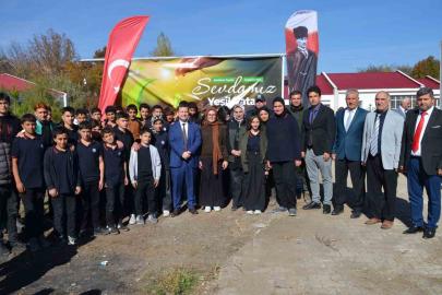 Tatvan’da okul bahçeleri fidanlarla yeşilleniyor