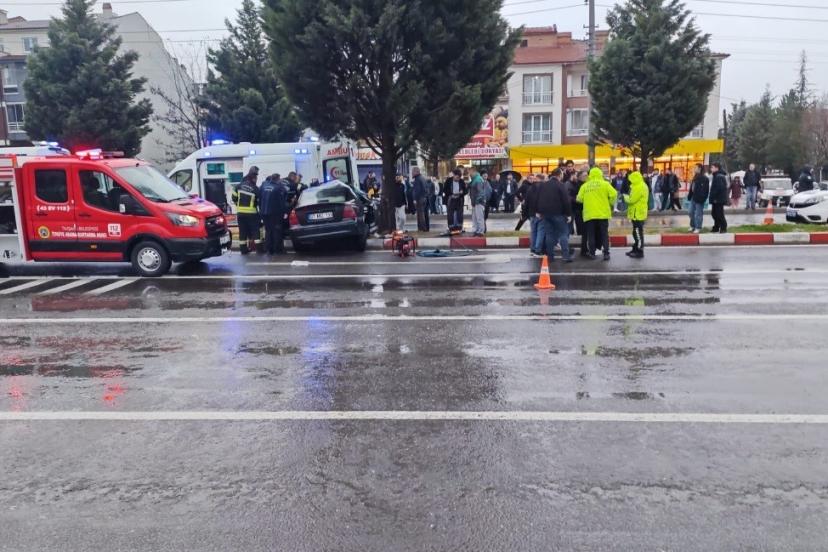 Tavşanlı’da otomobil refüje çıktı: 2 yaralı