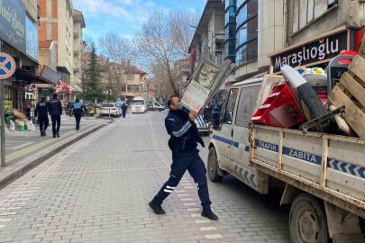 Tavşanlı’da yaya yolunu işgal eden duba ve reklam panoları toplanıyor