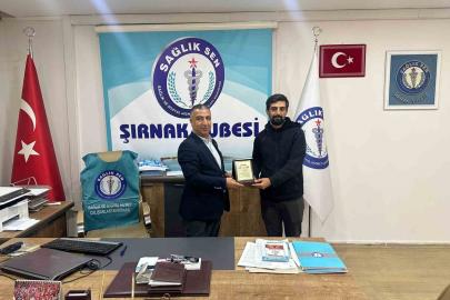 Tayini çıkan Sağlık-Sen temsilcisi plaketle uğurlandı