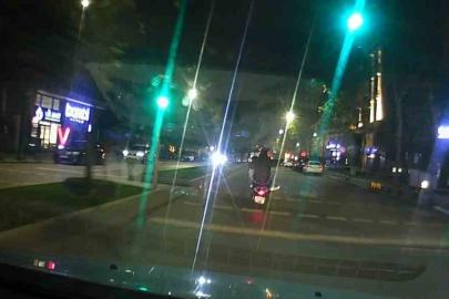 Tehlikeli motosiklet yolculuğu kamerada