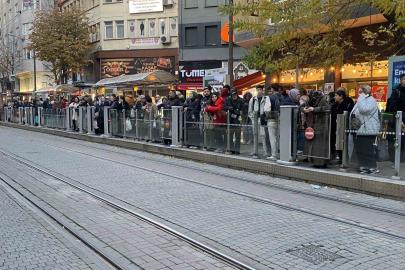 Teknik arıza sebebiyle tramvay seferleri aksadı, duraklarda yoğunluk oluştu