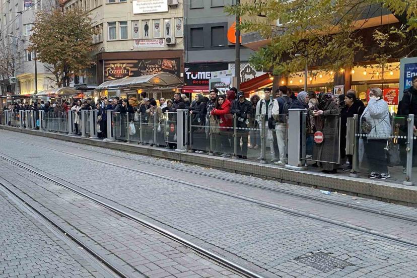 Teknik arıza sebebiyle tramvay seferleri aksadı, duraklarda yoğunluk oluştu