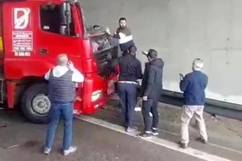 TEM’de korkunç kaza: Kendi kullandığı tırın altında can verdi