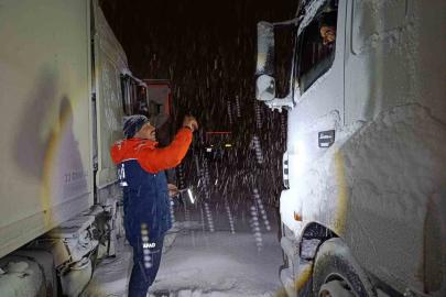 Tendürek’te tipi nedeniyle onlarca araç yolda kaldı