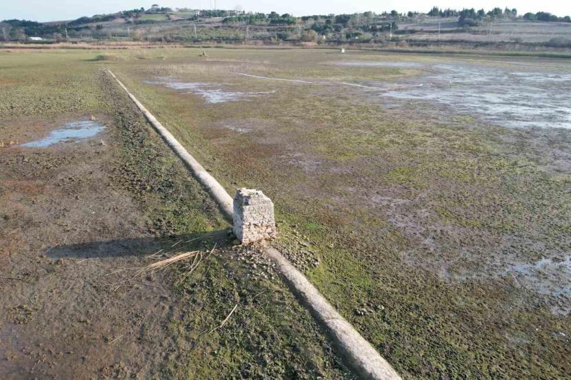 Terkos Gölü’nde su çekilince tarihi su kanalları gün yüzüne çıktı