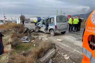 Tır ile hafif ticari aracın çarpıştığı kazada yaşlı adam hayatını kaybetti