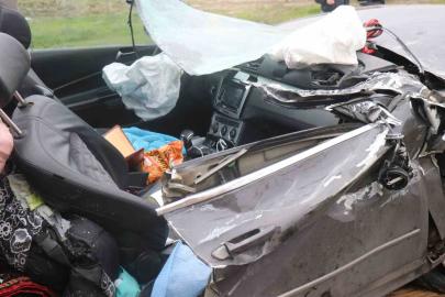 Tıra arkadan çarpan araç kağıt gibi ezildi: 1 ölü, 1 yaralı