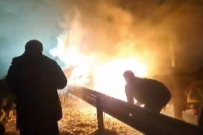 Tırda çıkan yangını söndürmek için elleriyle kar attılar