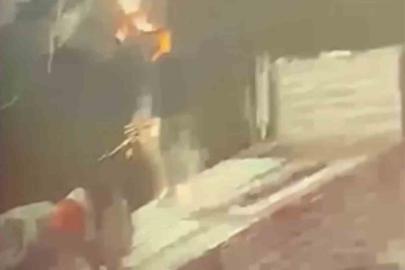 Tırdan yük indiren şahsa yıldırım isabet ettiği anlar kamerada