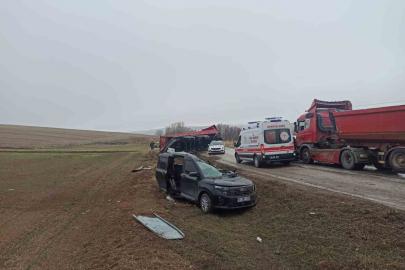 Tırın dorsesi hafif ticari aracın üzerine devrildi: 2 yaralı