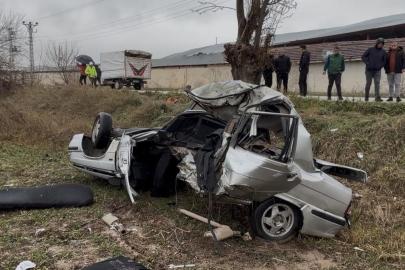 Tokat’ta feci kaza: İkiye ayrılan otomobil sürücüsü ağır yaralandı
