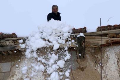 Toprak damlı evlerde yaşayan vatandaşlar baca küreme işine koyuldu