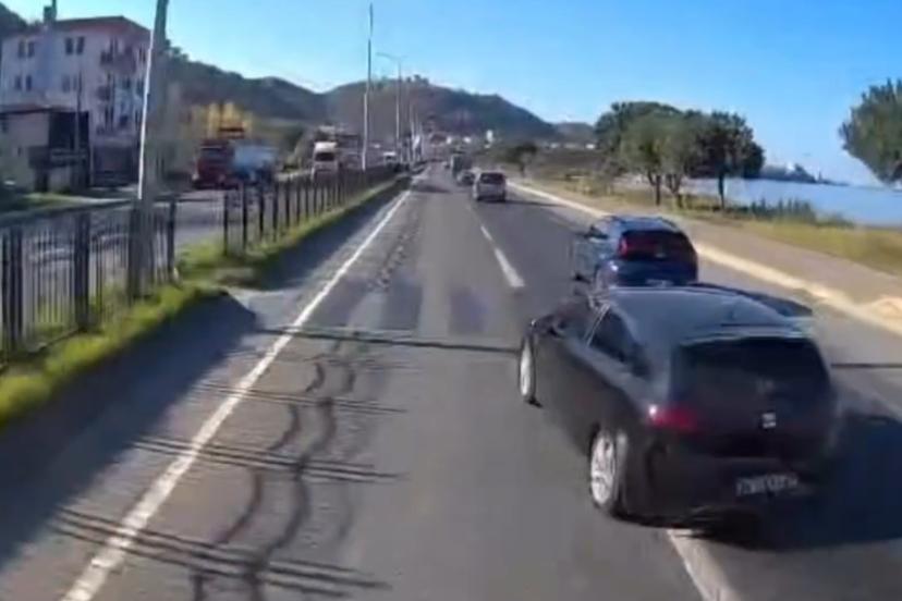 Trabzon’da kazaya davetiye çıkartan yollar ve sürücüler araç kameralarına yansıdı