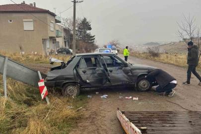 Trafik levhasına çarpıp hurdaya dönen araçta 3 kişi yaralandı