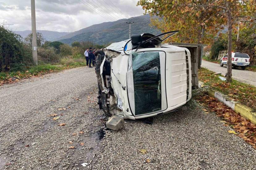 Traktöre çarpmamak için manevra yaptı, devrilen kamyonette yaralandı
