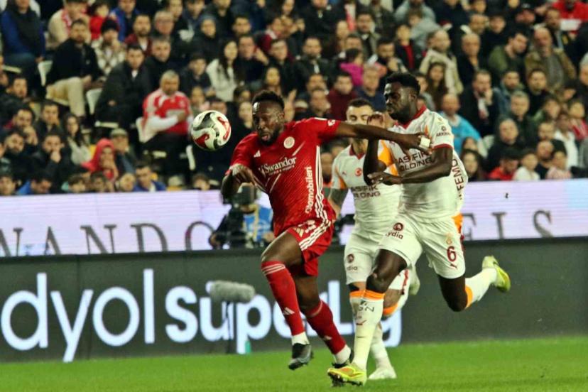 Trendyol Süper Lig: Antalyaspor: 0 - Galatasaray: 2 (İlk yarı)