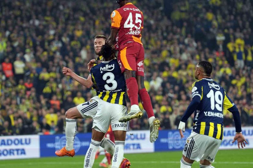 Trendyol Süper Lig: Fenerbahçe: 0 - Galatasaray: 1 (İlk yarı)