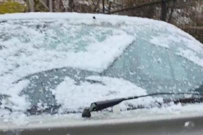 Tufanbeyli’de kısa süreli yağan kar sevindirdi