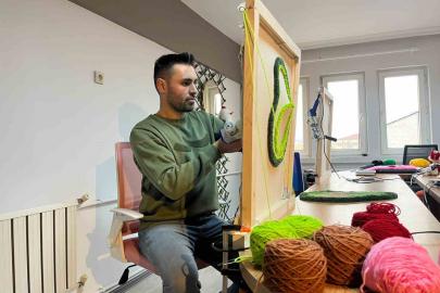 Tüm birikimi ile açtığı halı dokuma atölyesinde hayallerini kumaşa döküyor