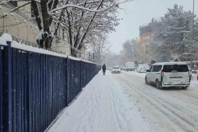 Tunceli’de motokurye ve kış lastiği bulunmayan tüm araçların trafiğe çıkışı yasaklandı
