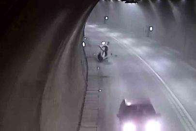 Tünelde motosikletle takla attı, bir dakika sonra yoluna devam etti