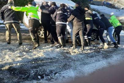 Türkeli’de buzlanma kazaya neden oldu: Otomobil yan yattı