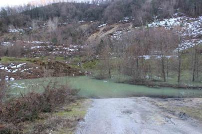 Türkeli’de kapanan yol gölete çıkıyor: Navigasyonla yola giren sürücü faciaya ramak kala durdu