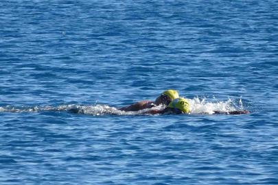 Türkiye kar esaretindeyken, Antalya’da kar manzarası eşliğinde denize girdiler