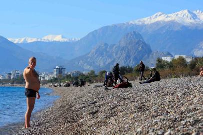Türkiye karla mücadele ederken Antalya’da deniz sefası