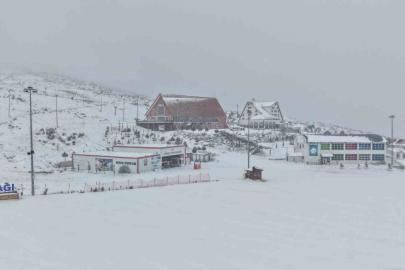 Türkiye’nin en ekonomik kayak tesisi beyaza büründü