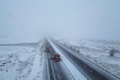 Turuncu kaplanların Bayburt-Gümüşhane yolunda karla mücadelesi sürüyor