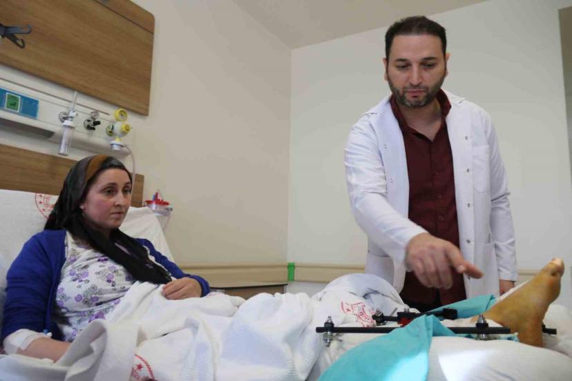 Üç çocuk annesi fabrika işçisinin parçalanan bacakları ampute edilmekten kurtarıldı