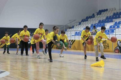 Ücretsiz Basketbol Kursları çocuklara hem spor hem gelecek sunuyor