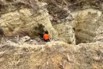 Uçurumda mahsur kalan köpeklerini halatla inerek kendi imkanlarıyla kurtardılar