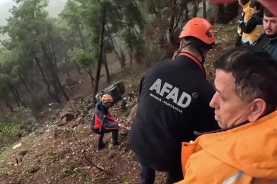 Uçurumdan yuvarlanan sürücüyü AFAD ve itfaiye ekipleri kurtardı