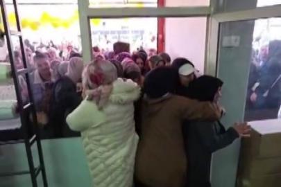 Ucuzu gören kadınlar ezilme tehlikesi atlattı